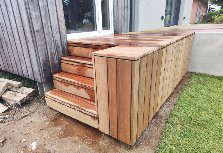 Terrasse un Balkone
